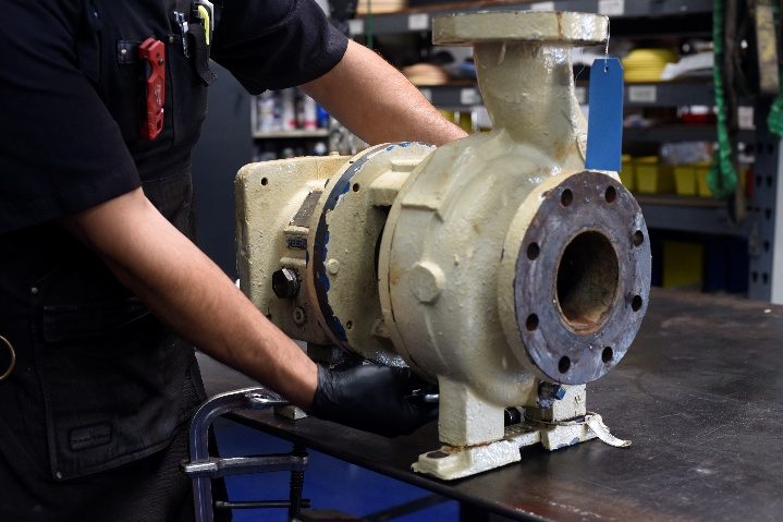 Suction flange face on the incoming pump
